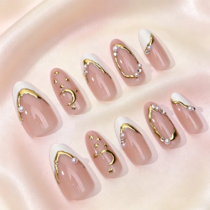 Exquisites Kunstnagelset mit feinen 3D-Verzierungen und eleganten Akzenten Karnz