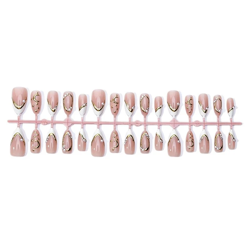 Exquisites Kunstnagelset mit feinen 3D-Verzierungen und eleganten Akzenten Karnz