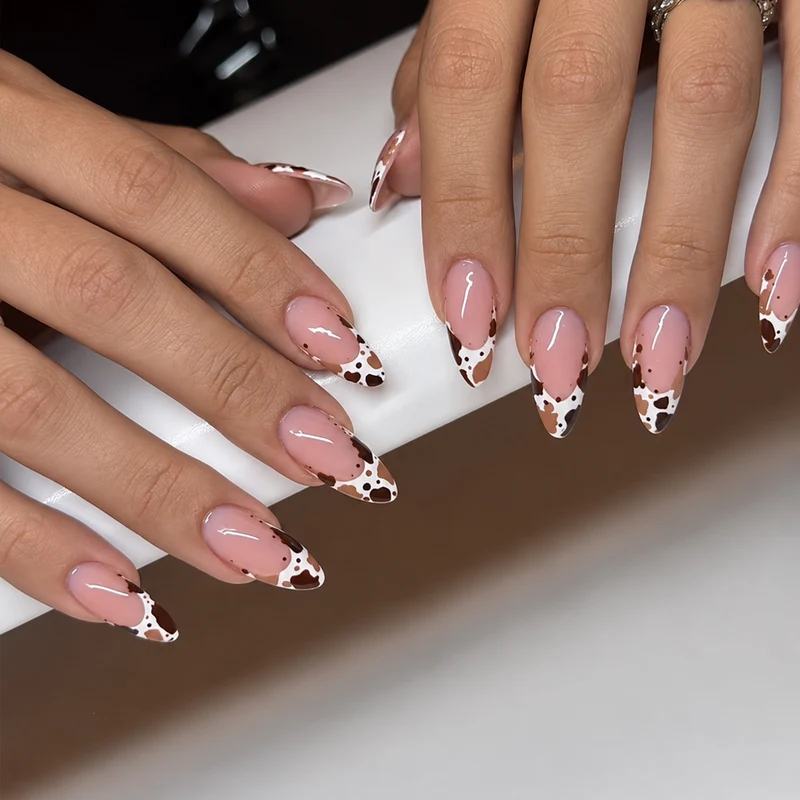 Exquisites Kunstnagelset mit eleganten Kaffeeflecken-Design Karnz