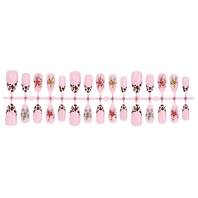 Exquisite Kunstnagel-Set mit floralem und tierischem Design Karnz