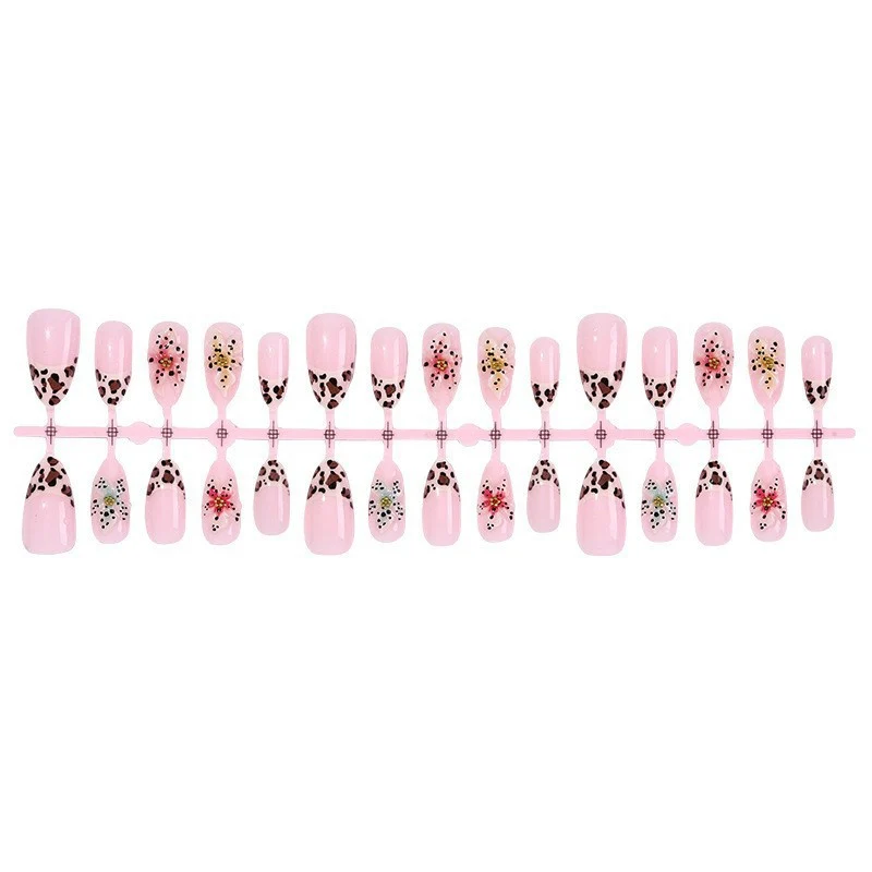 Exquisite Kunstnagel-Set mit floralem und tierischem Design Karnz