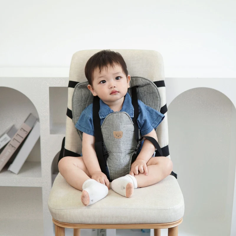 Transportable gepolsterter Babystuhl-Hochstuhl mit Sicherheitsgurten