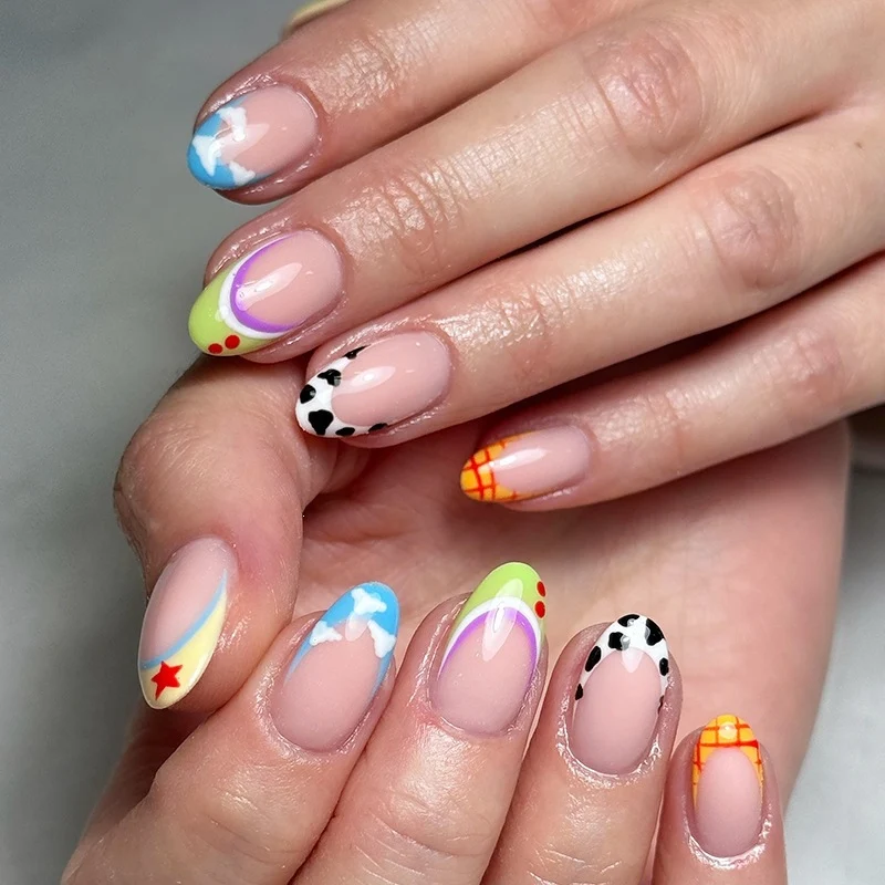 Kreatives Kunstnagelset mit bunten Designs Karnz