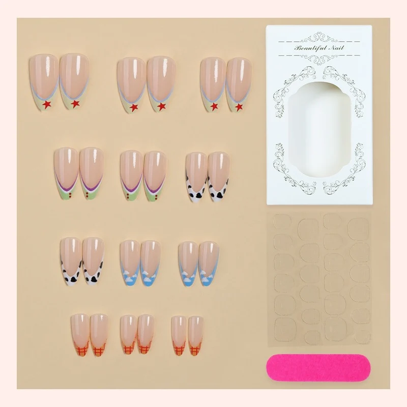Kreatives Kunstnagelset mit bunten Designs Karnz