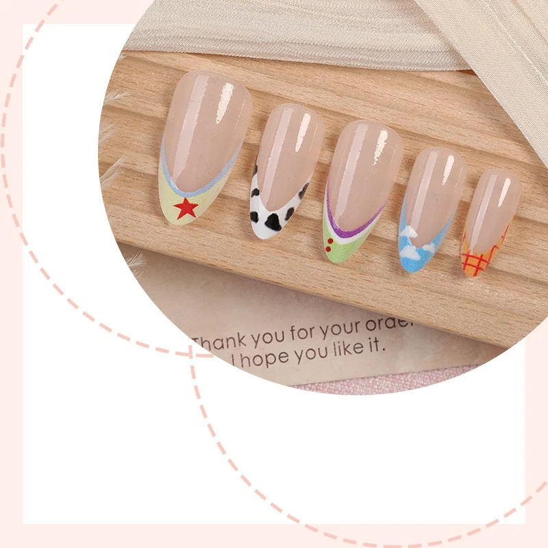 Kreatives Kunstnagelset mit bunten Designs Karnz