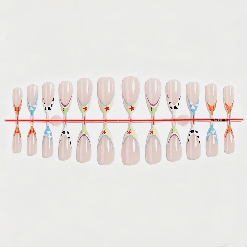 Kreatives Kunstnagelset mit bunten Designs Karnz