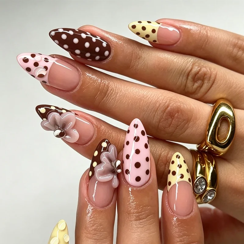 Kreatives Kunstnagelset mit Blumen- und Punkte-Design Karnz