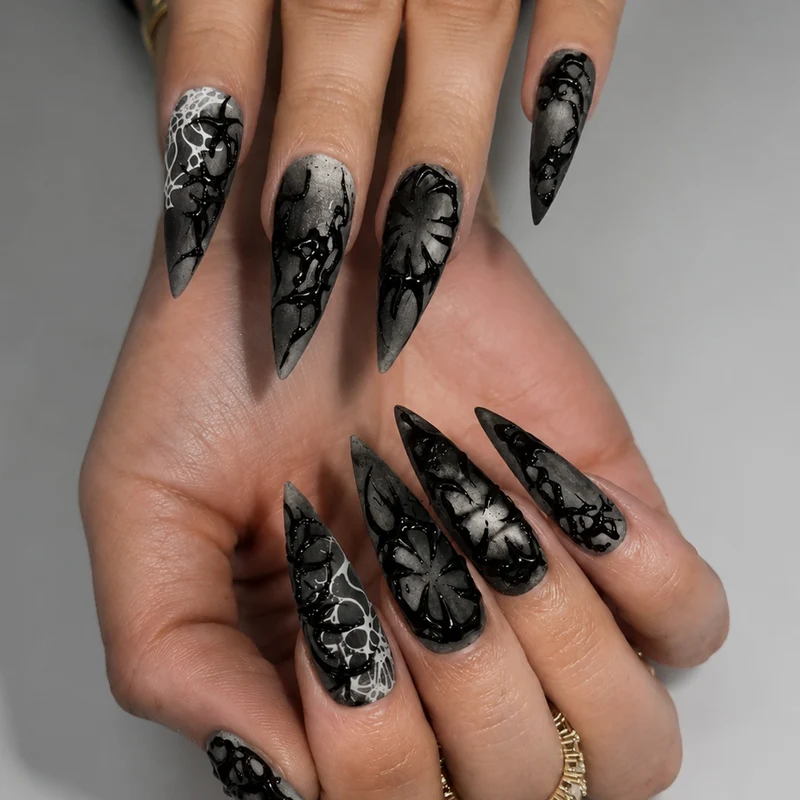 Kreatives Kunstnagelset im Spinnen-Muster Karnz