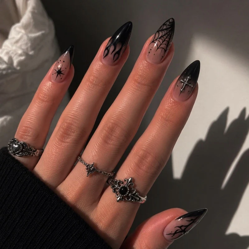 Kreatives Kunstnägel-Set mit Halloween-Motiv und filigranen Designs Karnz