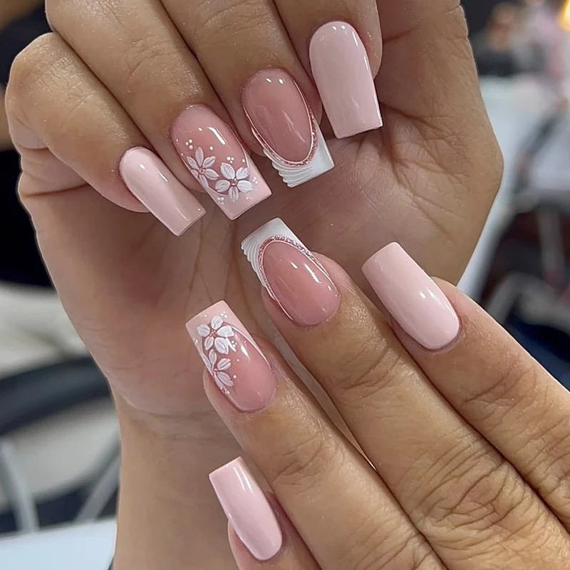 Elegantes Kunstnagelset mit zarten Blumen-Design und Hochglanz-Finish Karnz
