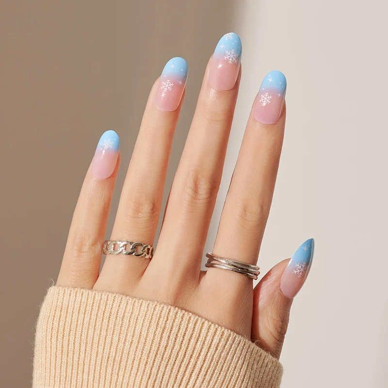 Elegantes Kunstnagelset mit strahlend grünen French-Spitzen Karnz