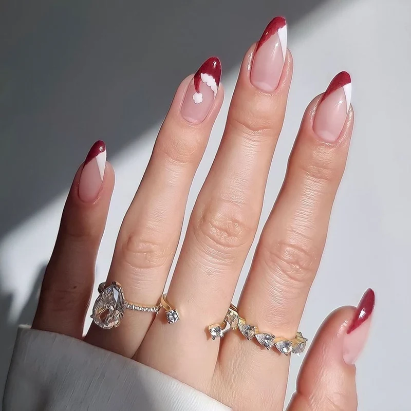 Elegantes Kunstnagelset mit strahlend grünen French-Spitzen Karnz