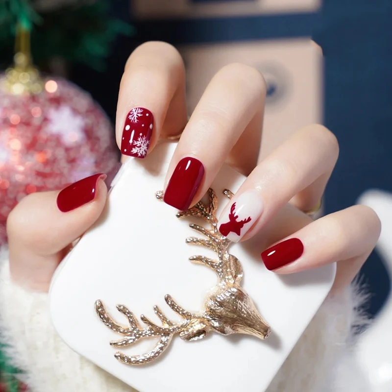 Elegantes Kunstnagelset mit strahlend grünen French-Spitzen Karnz