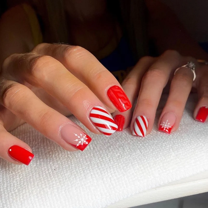 Elegantes Kunstnagelset mit strahlend grünen French-Spitzen Karnz