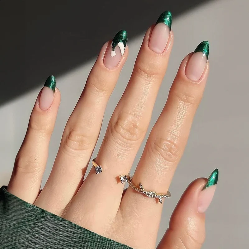 Elegantes Kunstnagelset mit strahlend grünen French-Spitzen Karnz