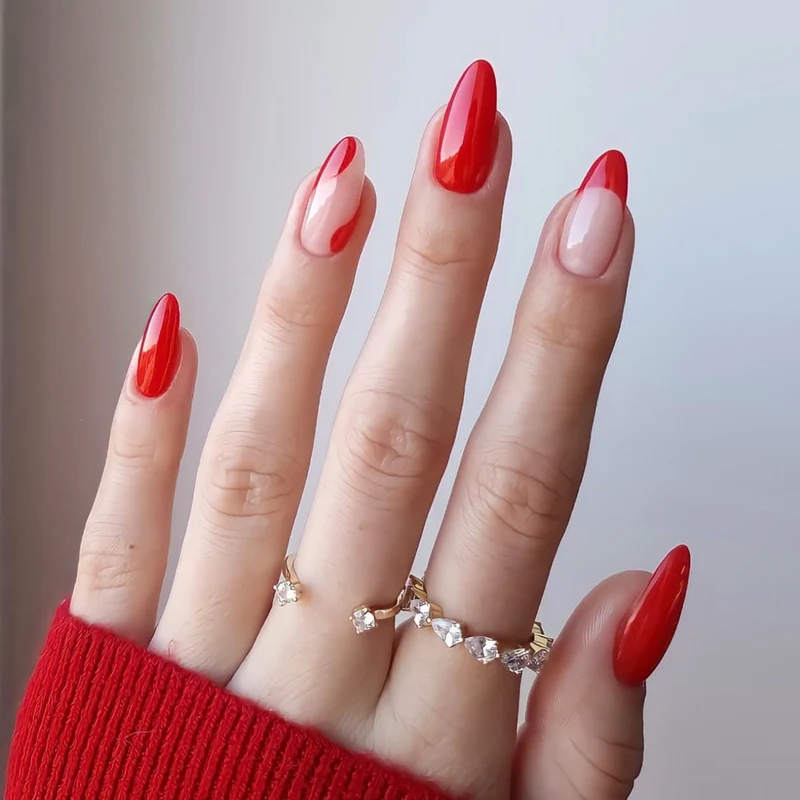 Elegantes Kunstnagelset mit strahlend grünen French-Spitzen Karnz