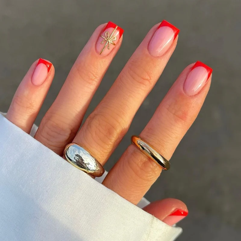 Elegantes Kunstnagelset mit strahlend grünen French-Spitzen Karnz