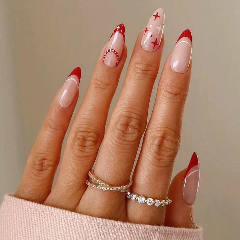 Elegantes Kunstnagelset mit strahlend grünen French-Spitzen Karnz