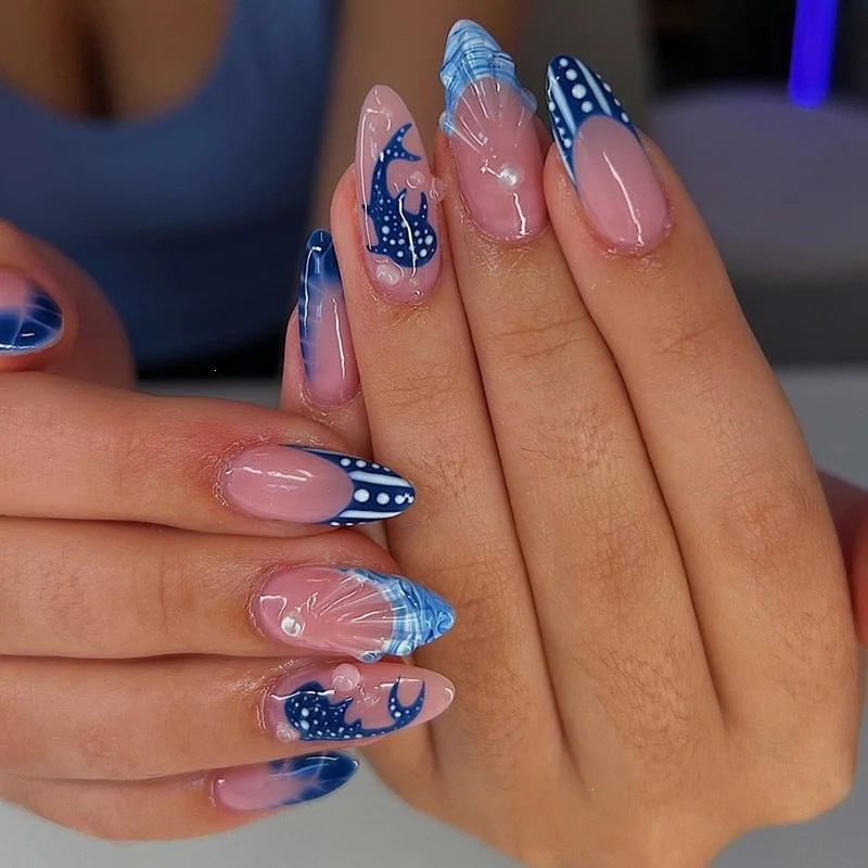 Elegantes Kunstnagelset mit maritimen Akzenten Karnz