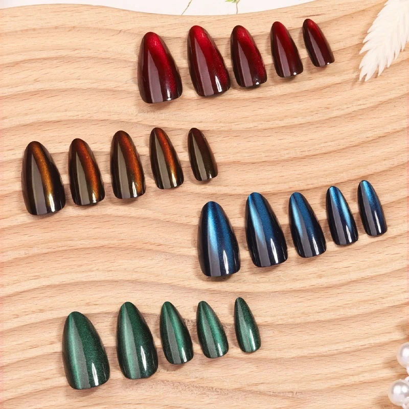 Elegantes Kunstnagelset mit Hochglanz und spitzen Design Karnz