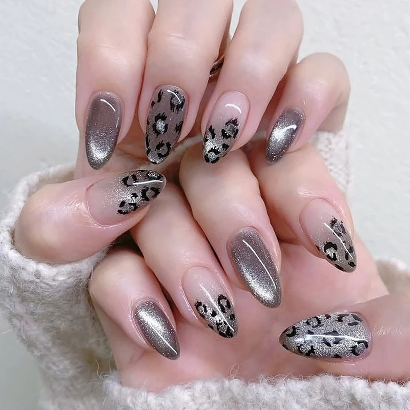 Elegantes Kunstnagelset mit Hochglanz und spitzen Design Karnz
