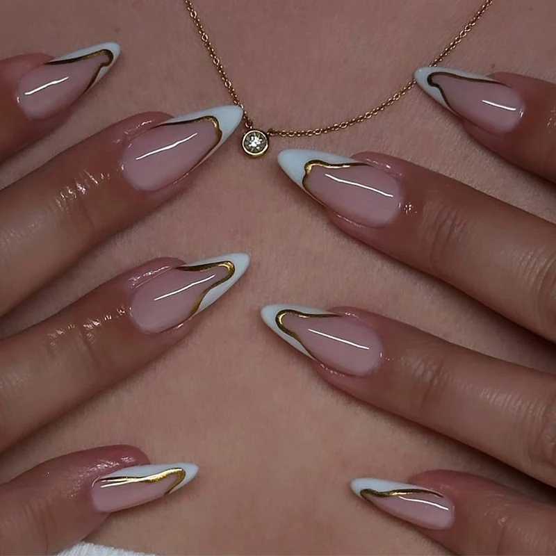 Elegantes Kunstnagelset mit Goldakzenten Karnz