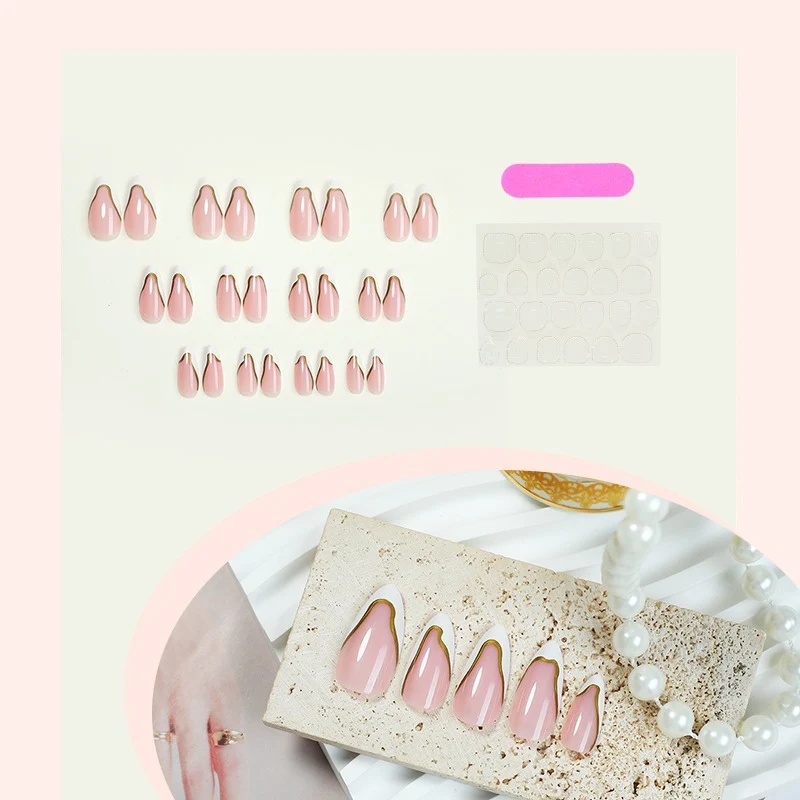 Elegantes Kunstnagelset mit Goldakzenten Karnz