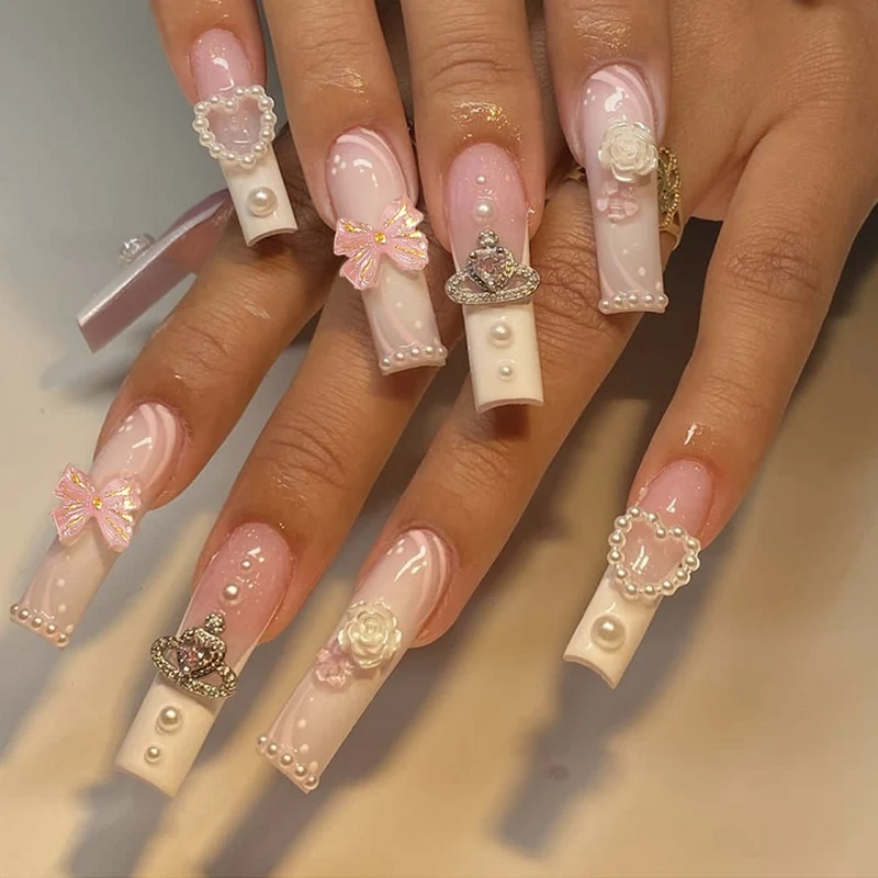 Elegantes Kunstnagelset mit Glitzer- und Blumenakzenten Karnz