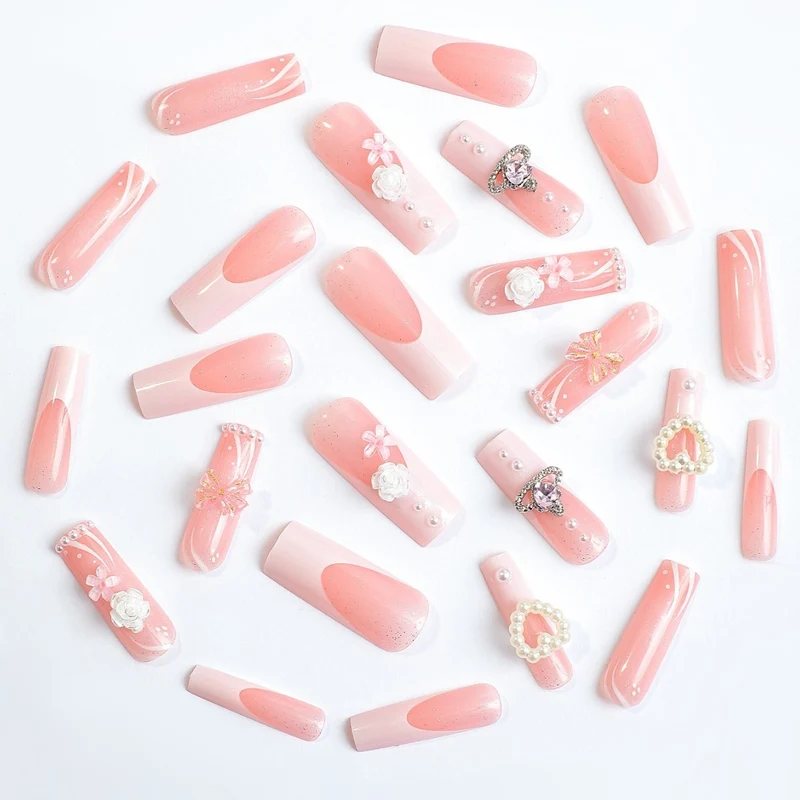 Elegantes Kunstnagelset mit Glitzer- und Blumenakzenten Karnz