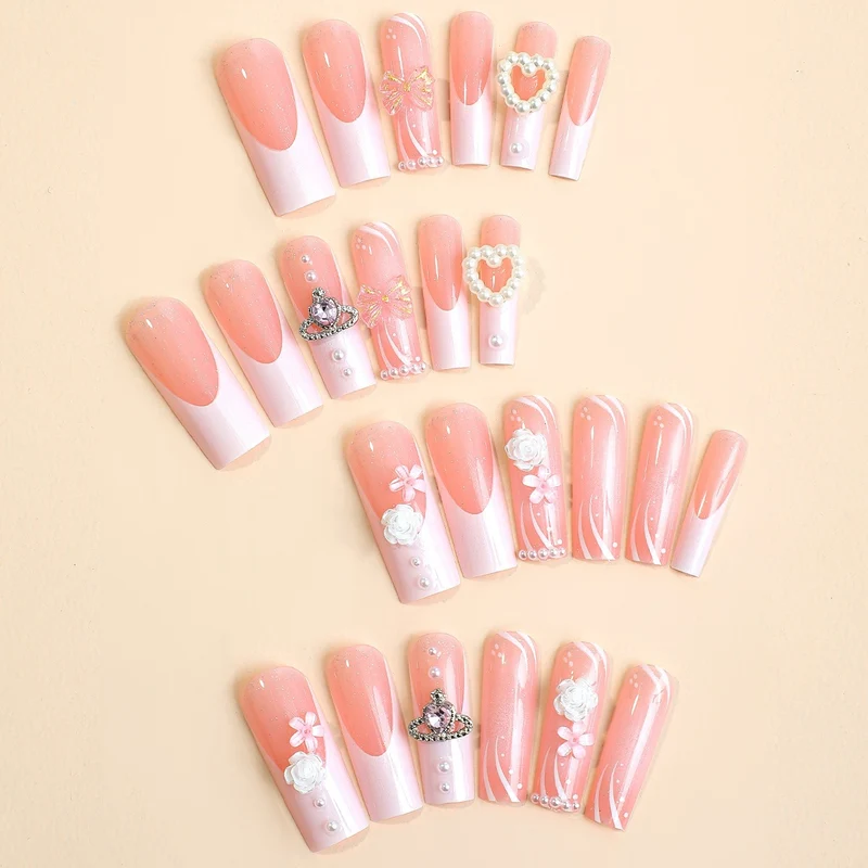 Elegantes Kunstnagelset mit Glitzer- und Blumenakzenten Karnz