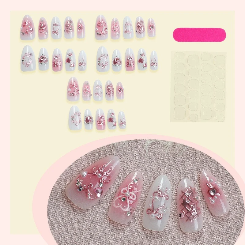 Elegantes Kunstnagelset mit floralen und Glitzerdetails Karnz