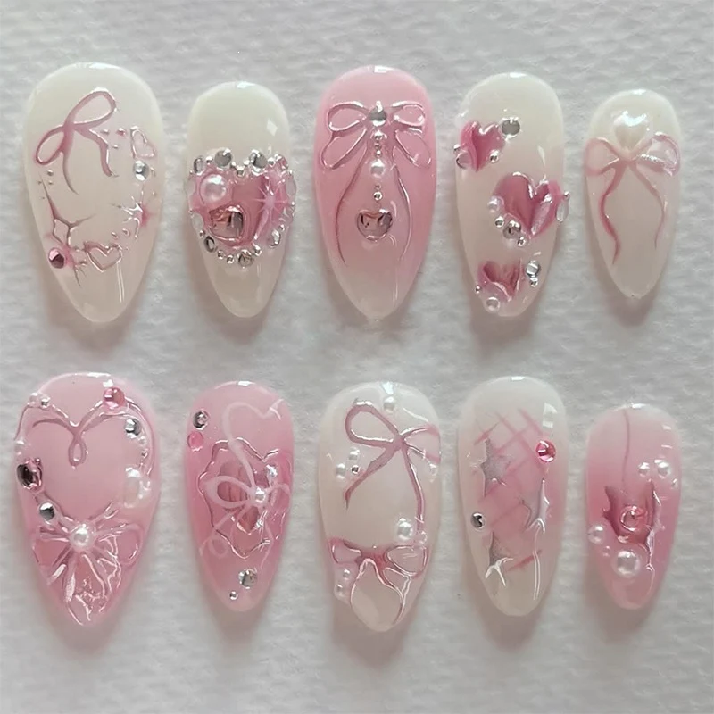 Elegantes Kunstnagelset mit floralen und Glitzerdetails Karnz