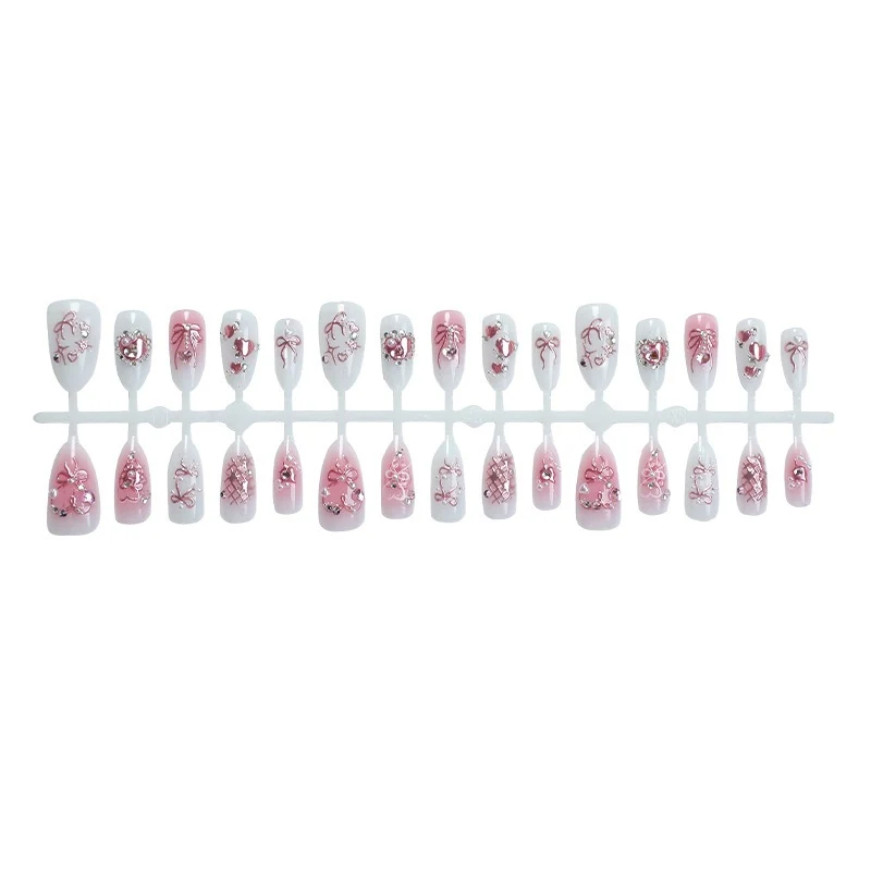 Elegantes Kunstnagelset mit floralen und Glitzerdetails Karnz