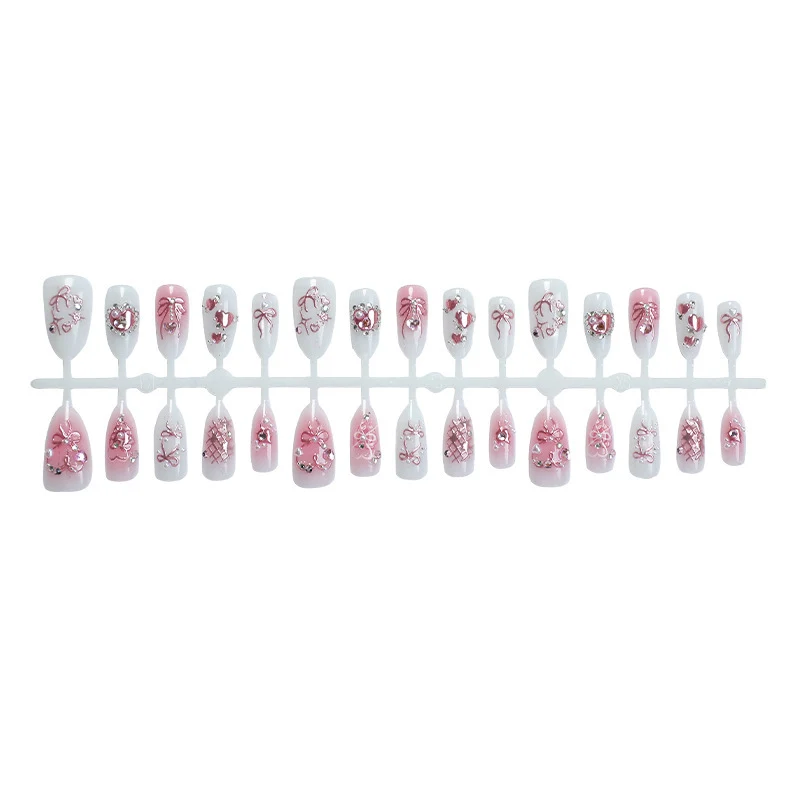 Elegantes Kunstnagelset mit floralen und Glitzerdetails Karnz