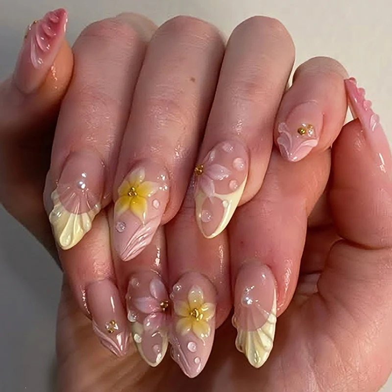 Elegantes Kunstnagelset mit floralen und glamourösen Akzenten Karnz