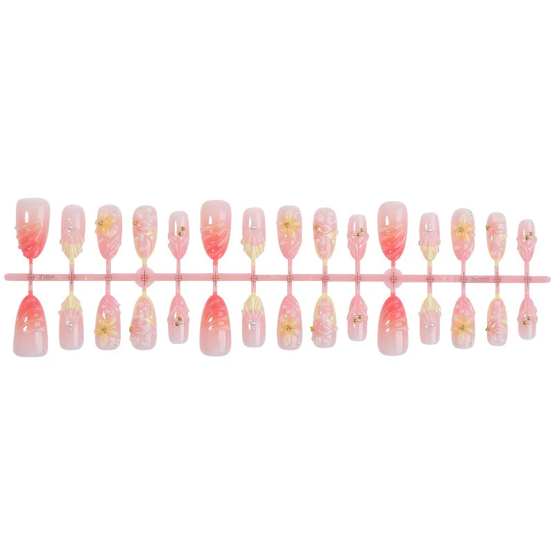 Elegantes Kunstnagelset mit floralen und glamourösen Akzenten Karnz