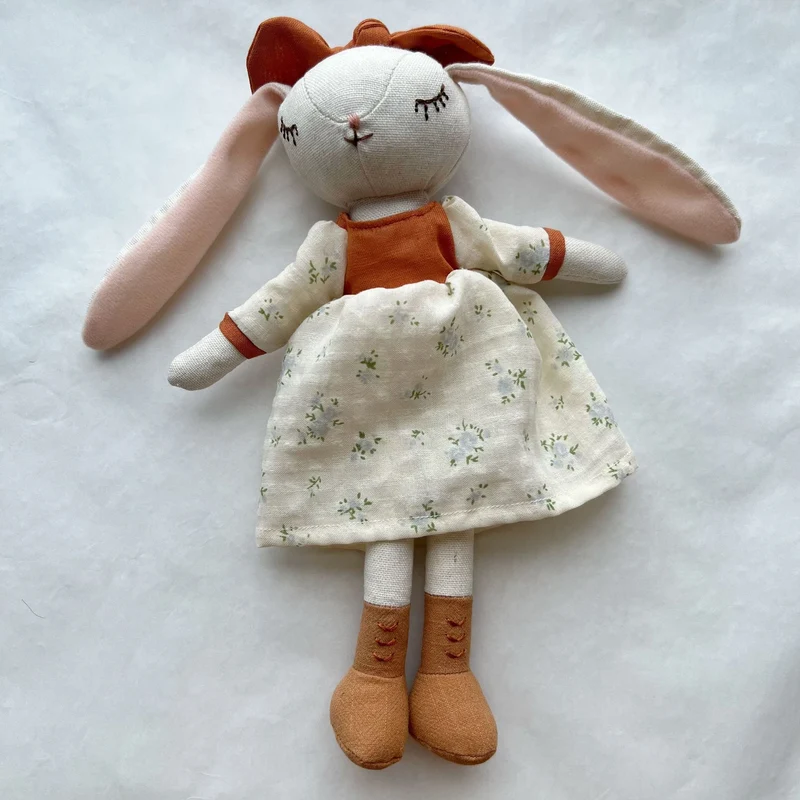 Plüsch-Langohren-Hasenpuppe mit Musslin-Overall