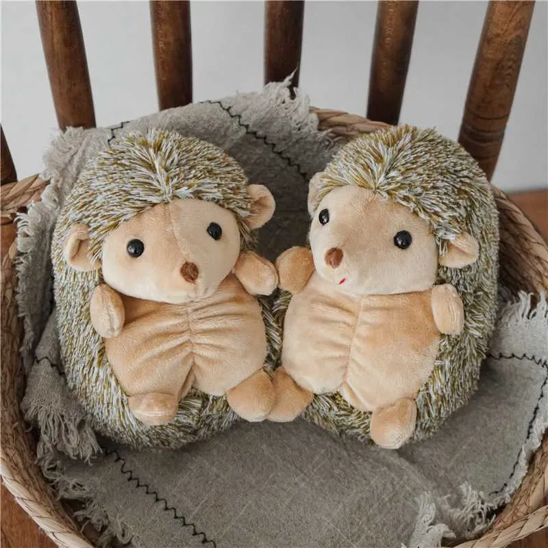 Plüsch-Igel-Kuscheltier mit strukturiertem Kunstfellrücken und samtiger Vorderseite