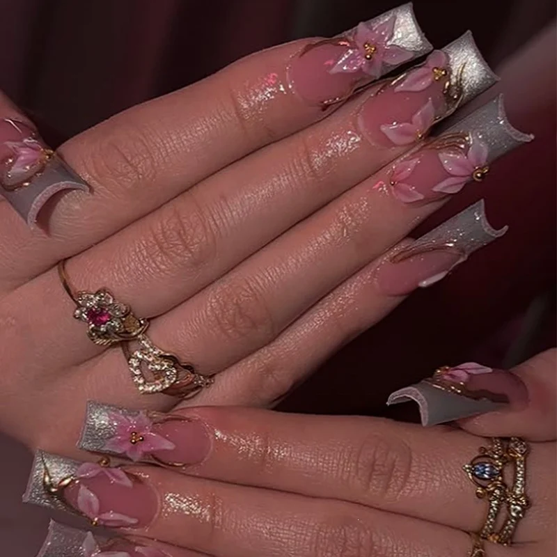 Elegantes Kunstnagelset mit floralen Designs und Glitzerakzenten Karnz
