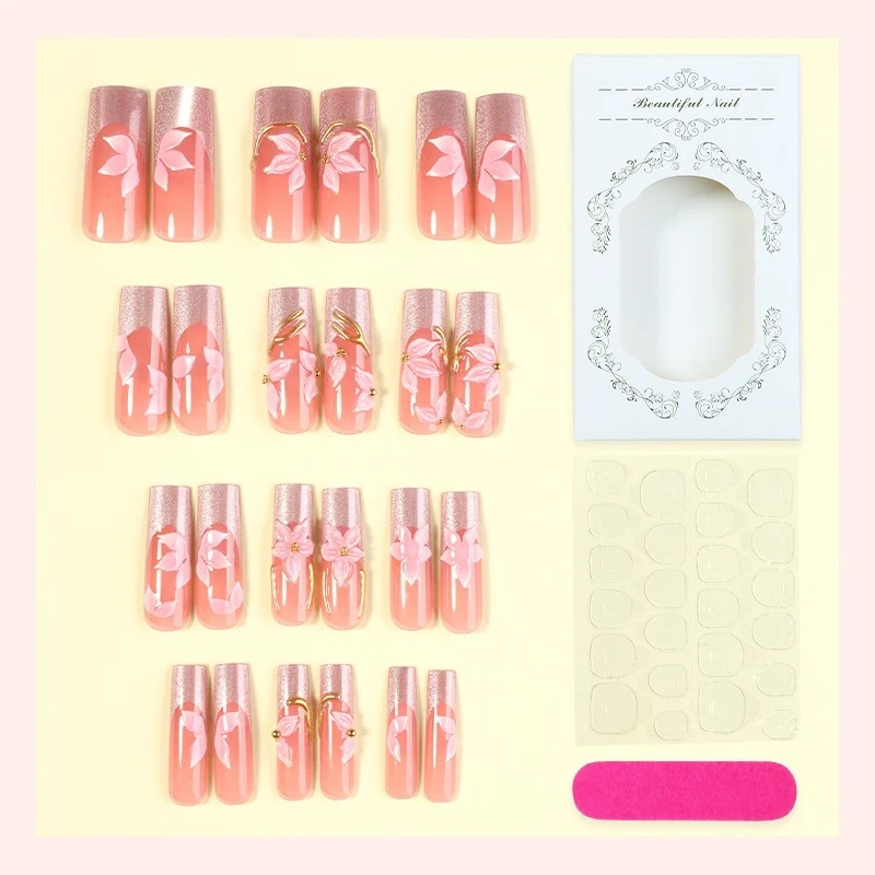 Elegantes Kunstnagelset mit floralen Designs und Glitzerakzenten Karnz