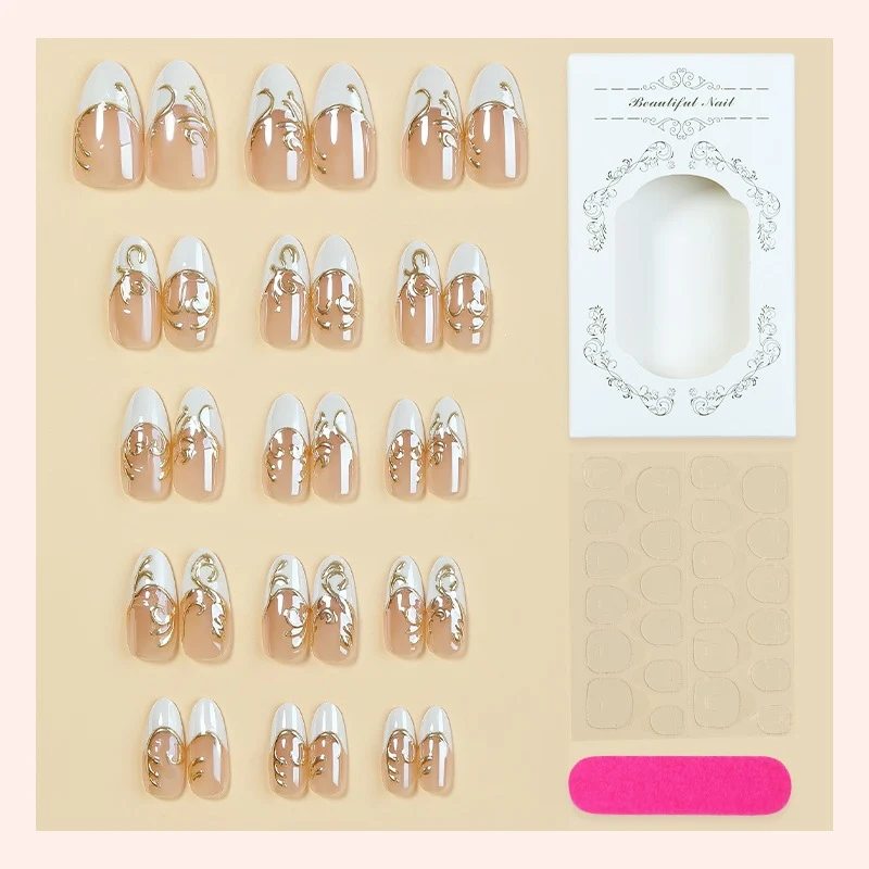 Elegantes Kunstnagelset mit filigranen Goldakzenten Karnz