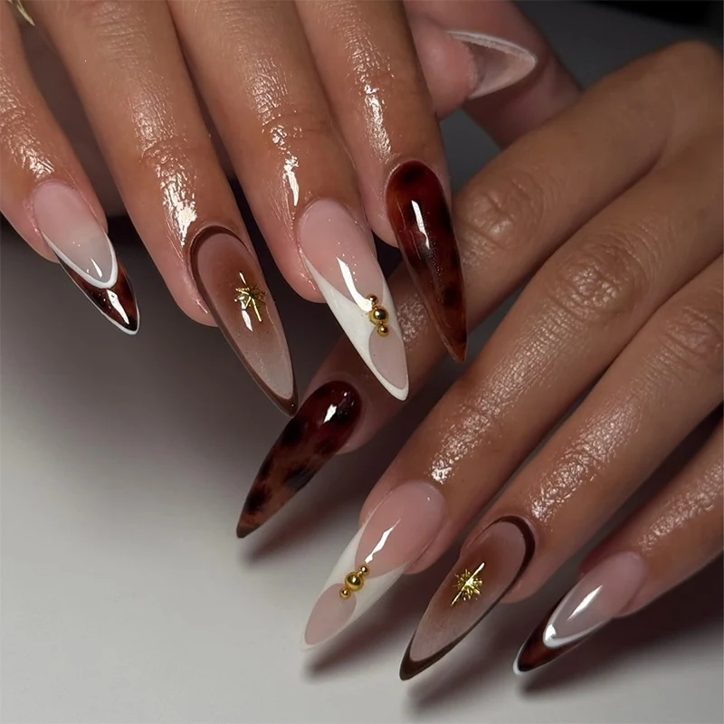 Elegantes Kunstnagelset mit erlesenen Mustern und glitzernden Akzenten Karnz