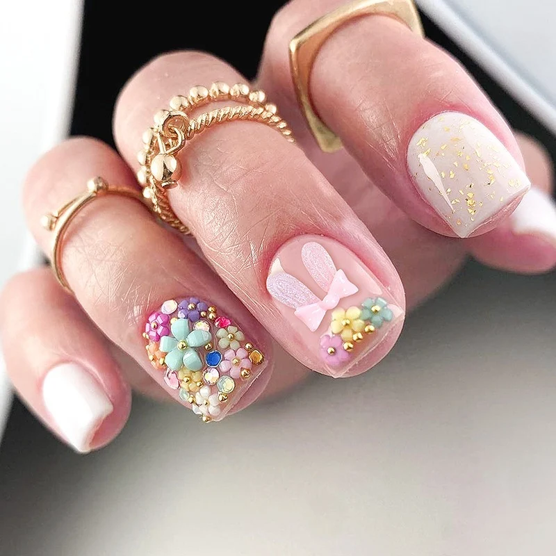 Elegantes Kunstnagelset mit bunten Akzenten Karnz