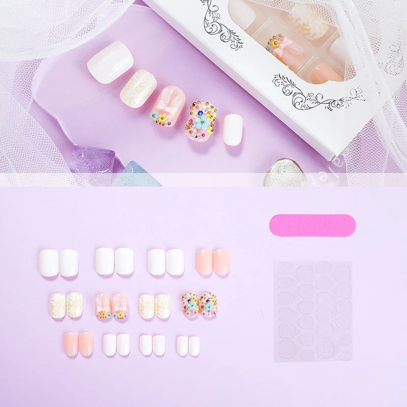Elegantes Kunstnagelset mit bunten Akzenten Karnz