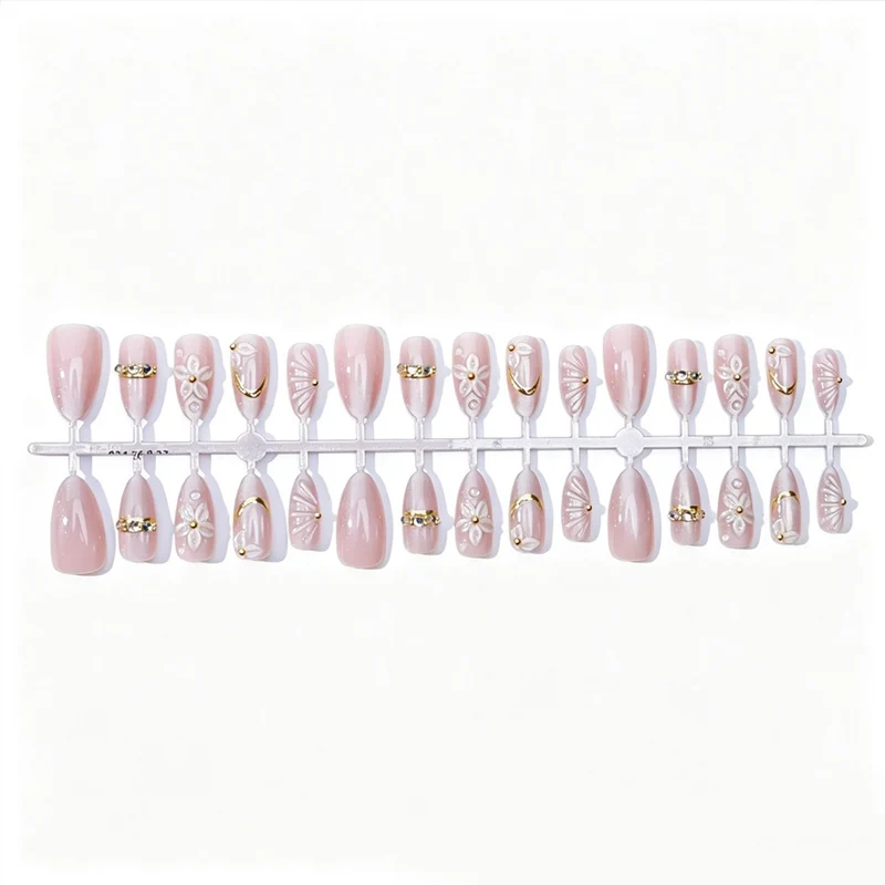 Elegantes Kunstnagelset mit Blumen- und Glitzerelementen Karnz