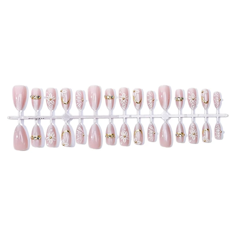 Elegantes Kunstnagelset mit Blumen- und Glitzerelementen Karnz