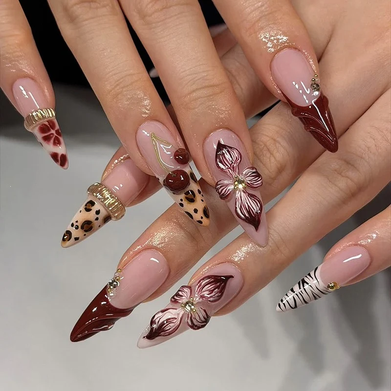 Elegantes Kunstnagelset mit 3D-Blüten und luxuriösen Akzenten Karnz