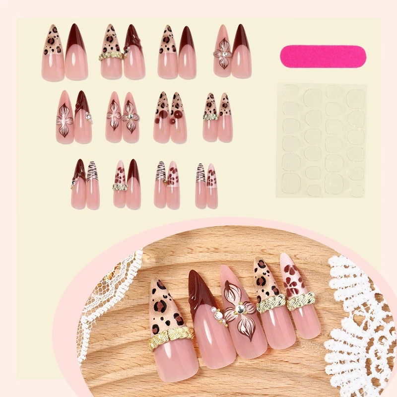 Elegantes Kunstnagelset mit 3D-Blüten und luxuriösen Akzenten Karnz