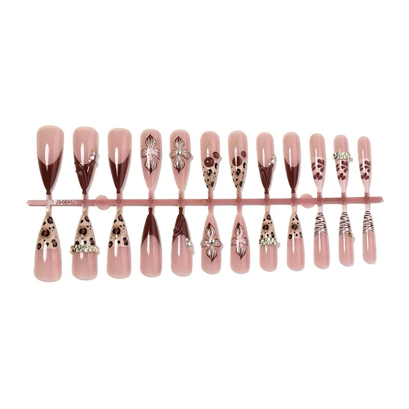 Elegantes Kunstnagelset mit 3D-Blüten und luxuriösen Akzenten Karnz