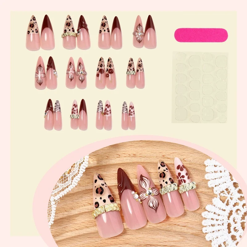 Elegantes Kunstnagelset mit 3D-Blüten und luxuriösen Akzenten Karnz